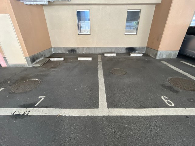 ロイヤルコーポ姫路の駐車場