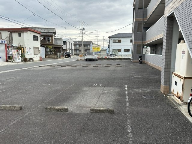 パレオシンセイの駐車場