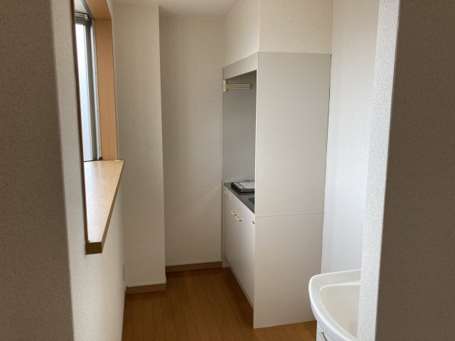  | グランドサーパス | キッチンと独立洗面台おと出窓