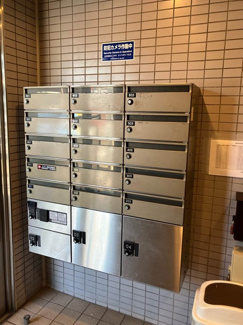 【エントランス】 | 共用エントランスには宅配BOXがあるので荷物の受け取りもスムーズに♪再配達の手間がかからないのが魅力♪