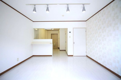 【居間・リビング】 | レジデンスT | こちらの居間で趣味の時間をお楽しみください