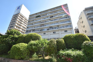 【外観】 | 私たち不動産業スタッフは、よく「いい面構えの建物です」「雰囲気ありますねえ」という言葉を使いますが、当マンションもまさにそのような姿で佇んでいます。