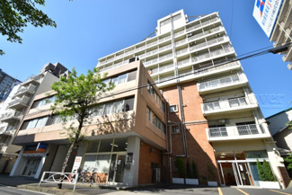 【外観】 | 即日のご見学も可能です！お気軽にお問い合わせください！
青空によく映える建物です。手入れの行き届いた外壁やマンション正面エントランスなど、綺麗な姿をぜひ一度、現地にてご覧ください。
