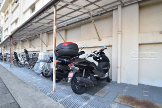 【駐車場】 | バイク置き場。空きの有無や駐車料金、サイズおよび排気量規定などについては、改めてお問い合わせください。