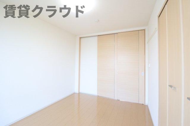 アルページュの寝室|広くて明るい寝室