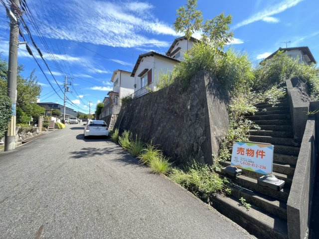 三木市緑が丘町中１丁目／売土地の前面道路含む現地写真