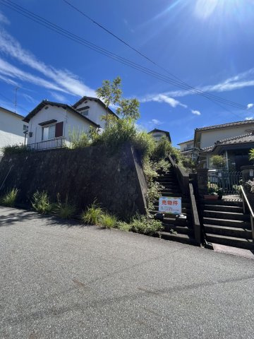三木市緑が丘町中１丁目／売土地の前面道路含む現地写真