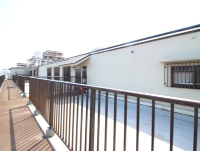 【その他共用部分】 | カルム枚方 | 玄関前のスペースになります。
最上階角部屋です!