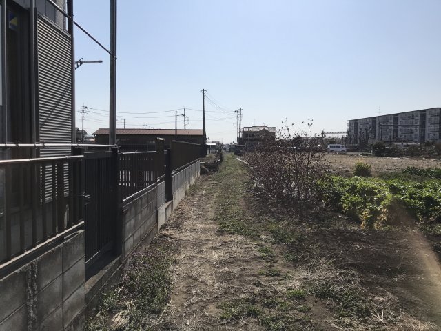 〈調整区域〉約143坪。資材置場・駐車場としてご検討ください。の前面道路含む現地写真|南西側道路