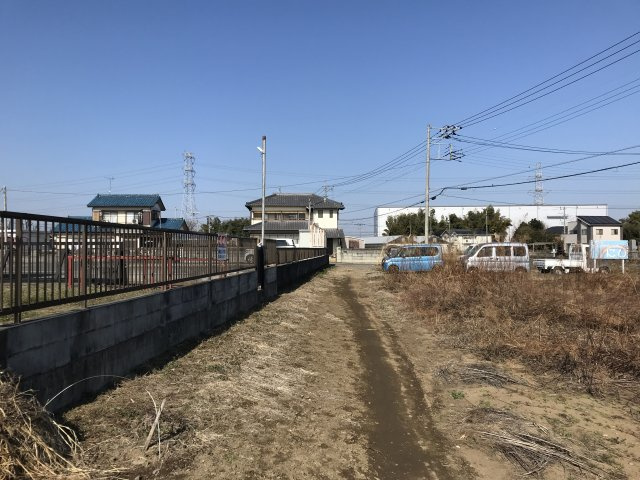 〈調整区域〉約143坪。資材置場・駐車場としてご検討ください。の前面道路含む現地写真|北東側道路