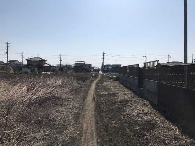〈調整区域〉約143坪。資材置場・駐車場としてご検討ください。の前面道路含む現地写真|北東側道路