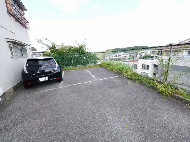 白川台連棟住宅の駐車場
