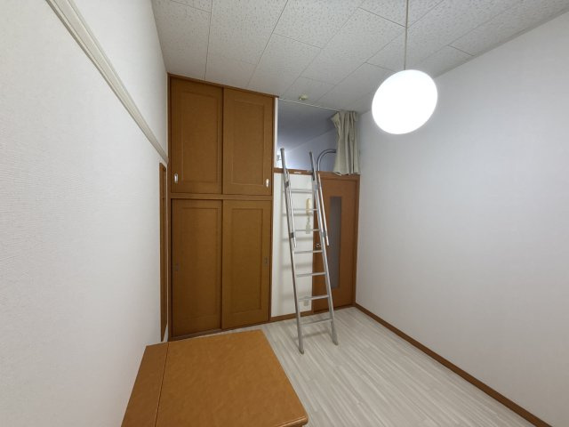 細江マンションの寝室