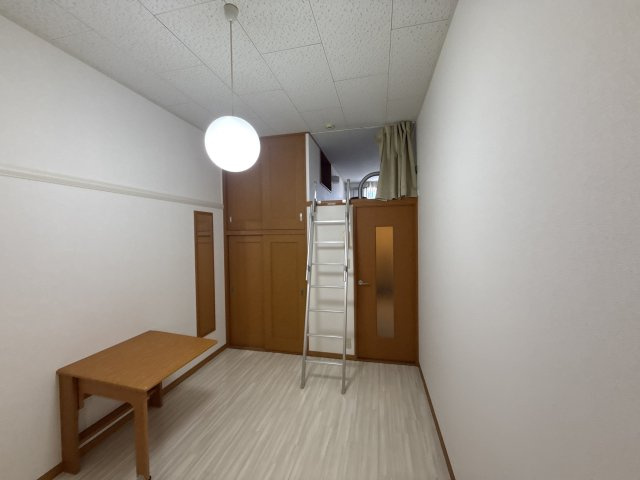 細江マンションの洋室