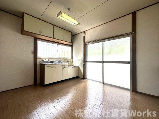 南佐古三番町長屋の居間・リビング|こちらの居間で趣味の時間をお楽しみください