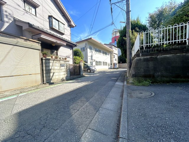 新座市畑中3丁目　売地の前面道路含む現地写真|交通量の少ない約4.2ｍ公道に面しております。