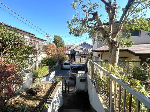 新座市畑中3丁目　売地の展望|建物側からカースペース方向に撮影。
趣きある雰囲気が所有感を満たしてくれる印象です。