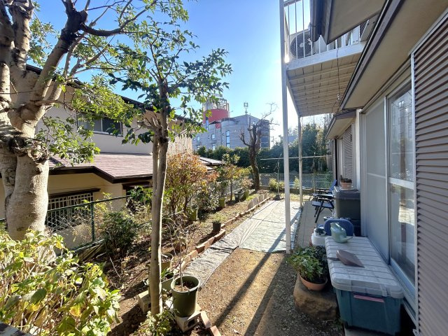 新座市畑中3丁目　売地のその他|東南側に設けられた庭部分を撮影。
隣地との高低差により日当りが十分に確保されております。