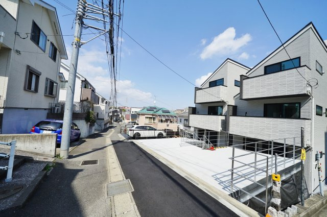 【横浜市保土ケ谷区仏向町1312-2全２棟新築戸建て１号棟】★仲介手数料無料★（仏向小学校・橘中学校）の前面道路含む現地写真