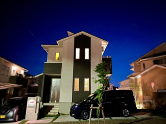 【外観】 | 2020年2月築（夜間撮影）