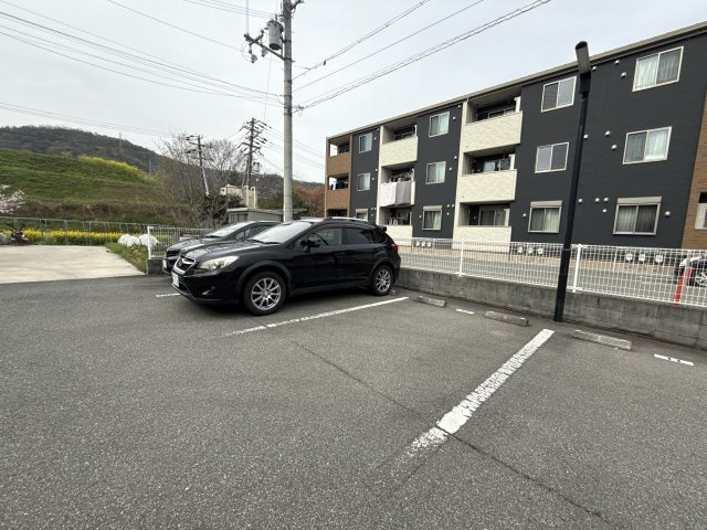 メゾン　ウイングの駐車場