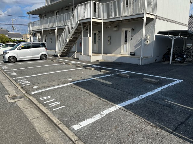 メゾン堀川　B棟の駐車場