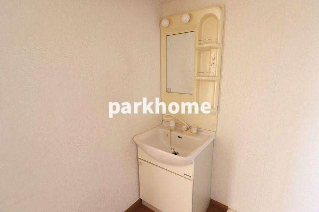 レジデンス山手の独立洗面台|独立洗面台、小物を置くことができて便利です