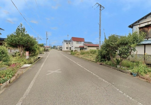 喜多方市桜ガ丘2丁目 限定1区画の前面道路含む現地写真|　伸びやかな約6ｍ公道に面してます