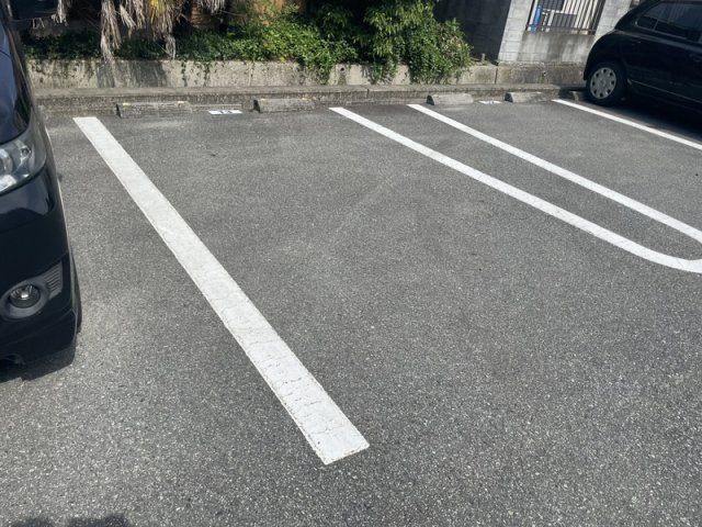 ロイヤルメゾンマエダの駐車場