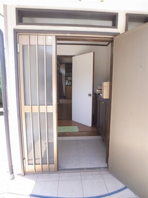 【エントランス】 | 亀井町平野貸家 | 扉を開けると安心感が広がります☆