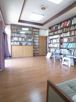 【居間・リビング】 | 亀井町平野貸家 | 500冊収容可能な本棚付き！