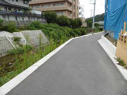 広島市東区上温品1丁目　新築一戸建て（全3棟）の前面道路含む現地写真