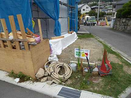 広島市東区上温品1丁目　新築一戸建て（全3棟）の前面道路含む現地写真