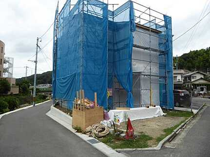 広島市東区上温品1丁目　新築一戸建て（全3棟）の前面道路含む現地写真