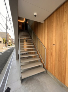 【エントランス】 | 階段を上ればエントランスです