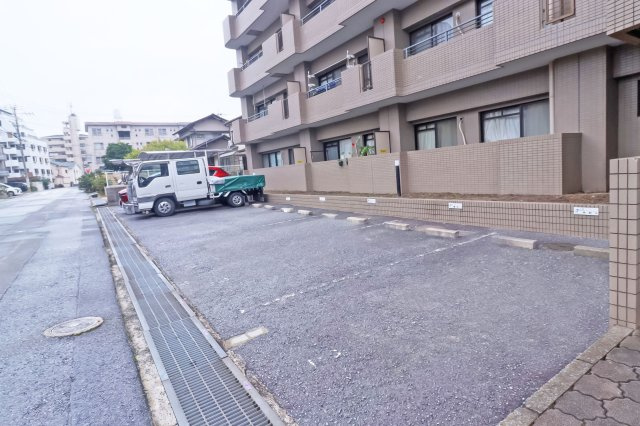 ダイナコート鷹の巣　７階　　の駐車場