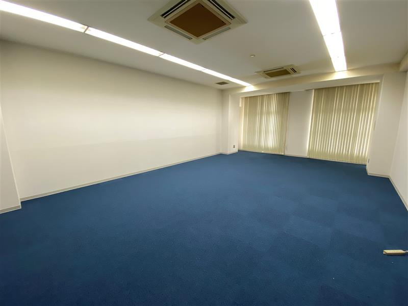 カネヒビルテナントの玄関