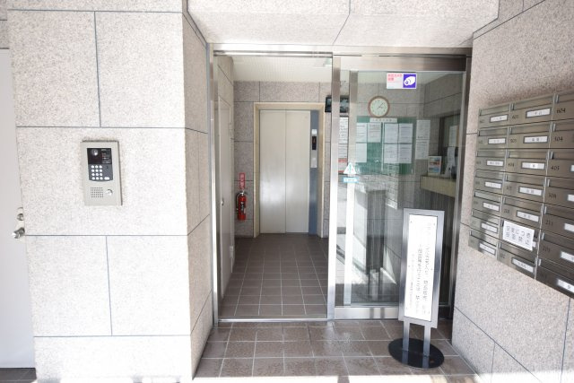 ライオンズマンション護国神社前のエントランス|ライオンズマンション護国神社前（2LDK）