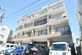 【外観】 | 即日のご見学も可能です！お気軽にお問い合わせください！
青空によく映える建物です。手入れの行き届いた外壁やマンション正面エントランスなど、綺麗な姿をぜひ一度、現地にてご覧ください。