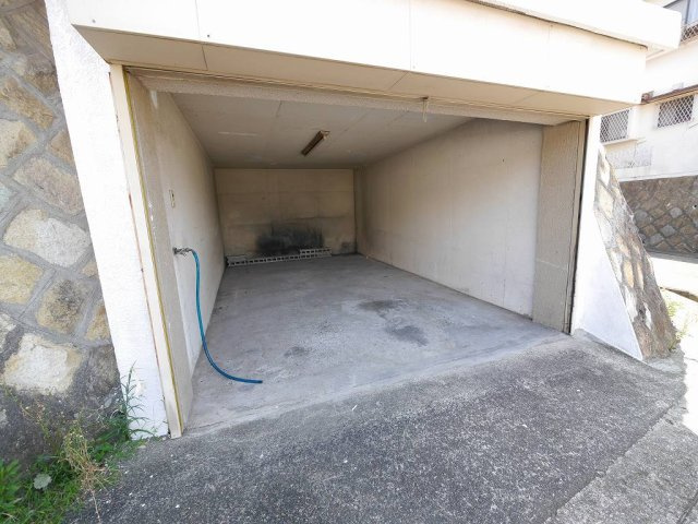 青山台1丁目貸家の駐車場