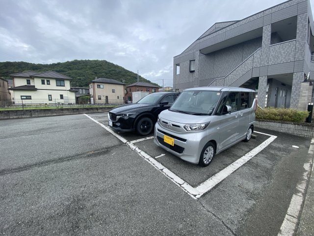 グランディーの駐車場