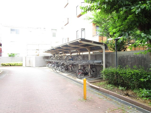 アーバンイーストの駐車場