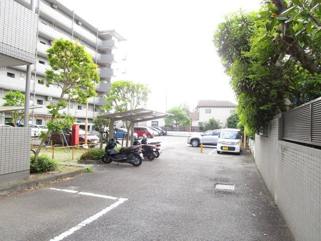 アーバンイーストの駐車場