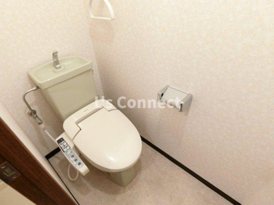 【トイレ】 | カヤバプラザＥ館 | 温水洗浄便座付きのトイレ。