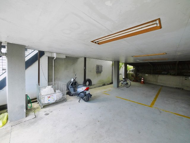 グランディービル奈良道の駐車場