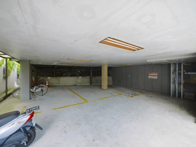 グランディービル奈良道の駐車場