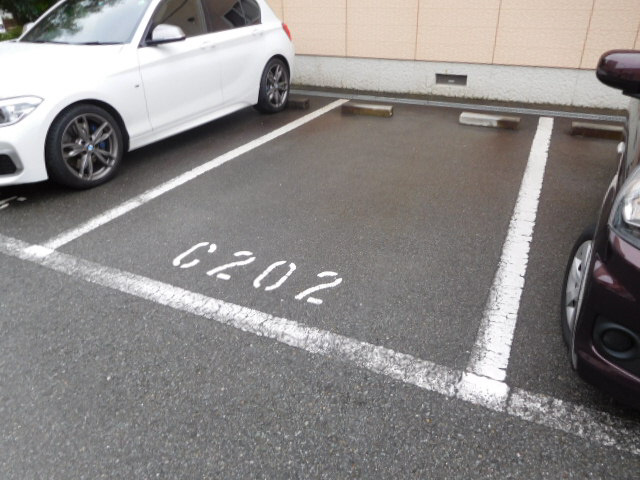 シャーメゾンかみやＡの駐車場