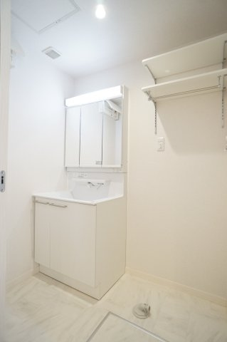 Bloom　Stageの洗面所|3面鏡のシャンプードレッサー♪洗濯機置場上部に収納棚有り