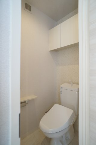 Bloom　Stageのトイレ|温水洗浄便座♪上部に収納棚有り