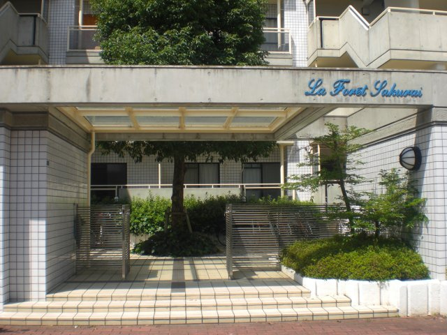 ラフォーレ桜井のエントランス